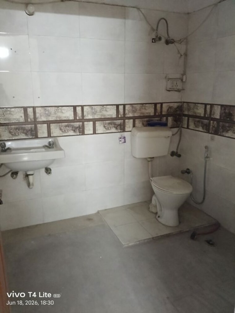 Bathroom, panchsheel vihar 3 Bedroom 130 Sq.Yd. Builder Floor In Panchsheel Vihar Delhi 10507519