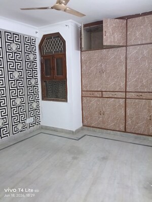 Room in 3 BHK Builder Floor at Panchsheel Vihar – for Rent