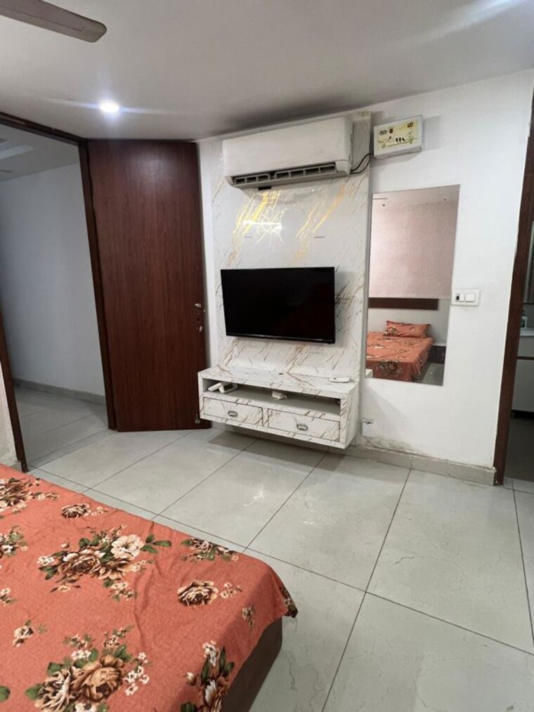  Parking, sushant lok i 1 Bedroom 250 Sq.Yd. Builder Floor In Sushant Lok I Gurgaon 10507564