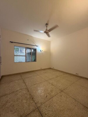 Room in 3 BHK Builder Floor at Panchsheel Park – for Rent