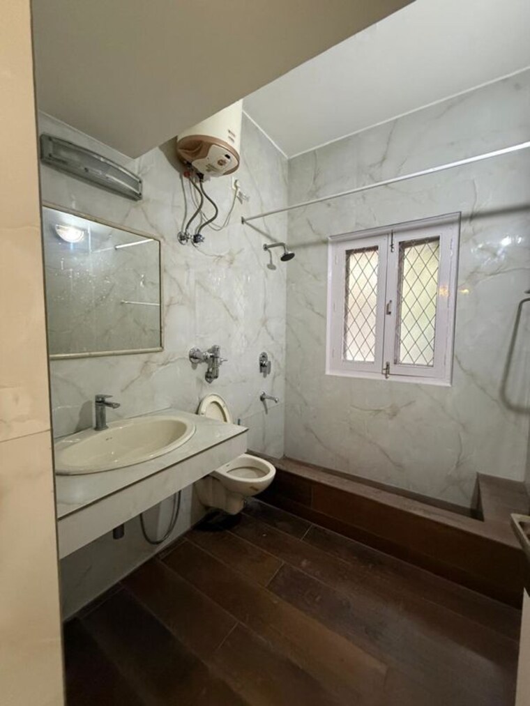 Bathroom, panchsheel park 3 Bedroom 3000 Sq.Ft. Builder Floor In Panchsheel Park Delhi 10507597