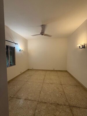 Room in 3 BHK Builder Floor at Panchsheel Park – for Rent