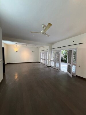 Room in 3 BHK Builder Floor at Panchsheel Park – for Rent