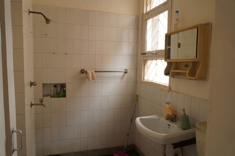 Bathroom, halwasiya-jalvayu-vihar 3 Bedroom 1100 Sq.Ft. Apartment In Sector 30 Gurgaon 10507631