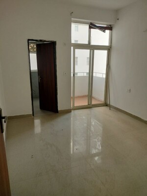 Room in 2.5 BHK Apartment at Mahagun Moderne, Sector 78 – for Rent