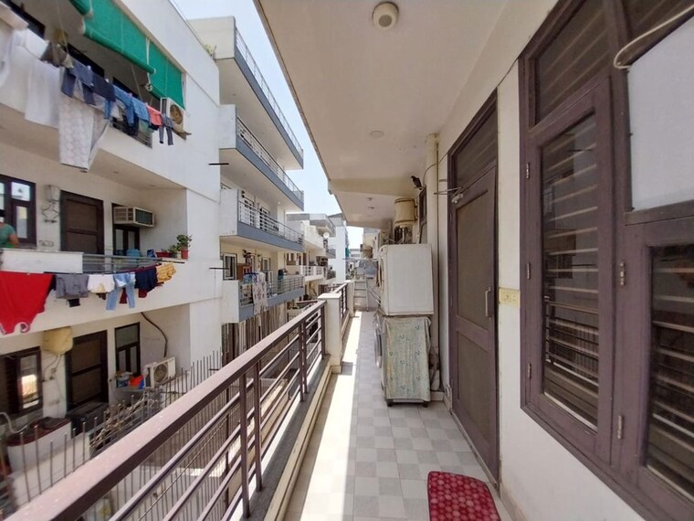 Balcony, sector 14 6 Bedroom 350 Sq.Yd. Independent House In Sector 14 Gurgaon 10507669
