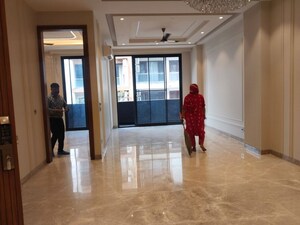 Room in 4 BHK Apartment at Hauz Khas Enclave – for Rent