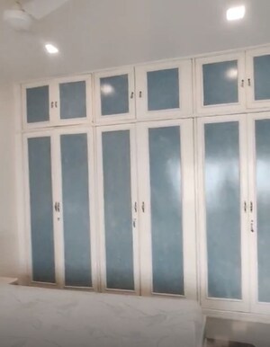 Room in 4 BHK Apartment at Colaba – for Rent