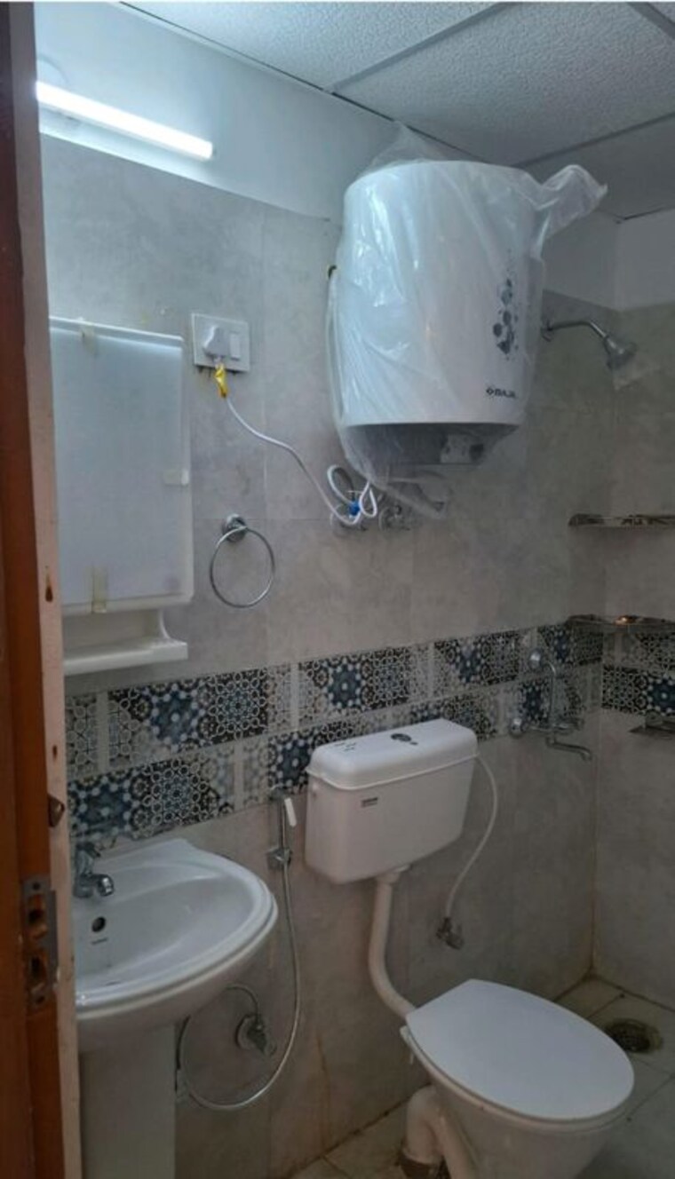 Bathroom, signature-global-prime-phase-2 2 Bedroom 980 Sq.Ft. Apartment In Sector 63a Gurgaon 10507732