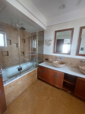 Attached Bathroom in 3.5 BHK Apartment at Breach Candy – for Rent