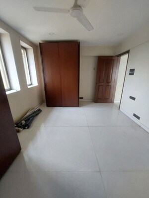 Room in 3.5 BHK Apartment at Breach Candy – for Rent