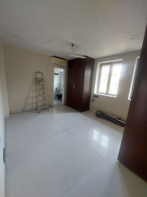 Room in 3.5 BHK Apartment at Breach Candy – for Rent