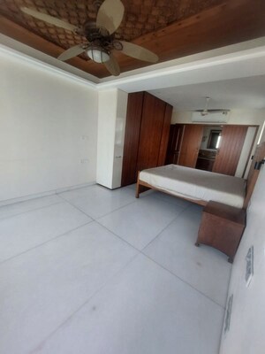 Room in 3.5 BHK Apartment at Breach Candy – for Rent