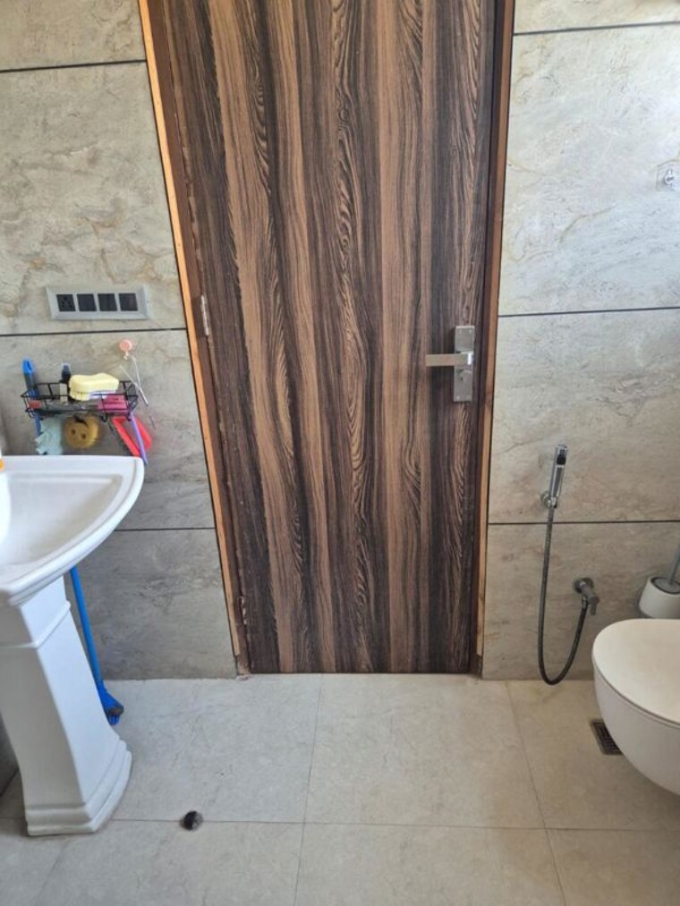 Bathroom, bptp-parkland-pride-phase-2 3 Bedroom 300 Sq.Yd. Builder Floor In Sector 77 Faridabad 10507837