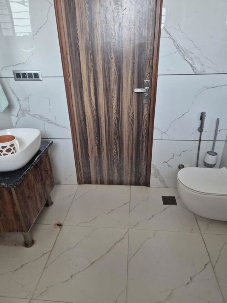 Bathroom, bptp-parkland-pride-phase-2 3 Bedroom 300 Sq.Yd. Builder Floor In Sector 77 Faridabad 10507837