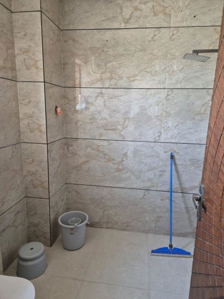 Bathroom, bptp-parkland-pride-phase-2 3 Bedroom 300 Sq.Yd. Builder Floor In Sector 77 Faridabad 10507837