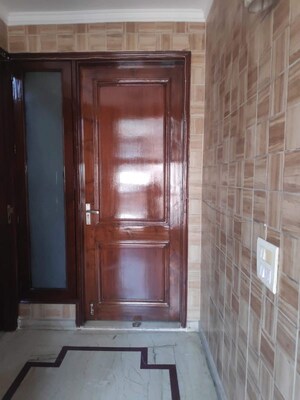 Furnished Amenities in 3 BHK Builder Floor at West Patel Nagar – for Rent