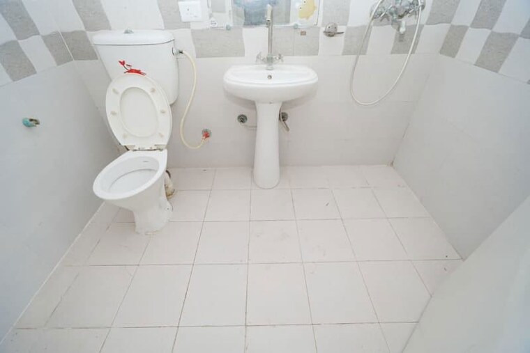 Bathroom, gaur-14th-avenue-high-street 2 Bedroom 955 Sq.Ft. Apartment In Sector 16c Greater Noida Greater Noida 10507969