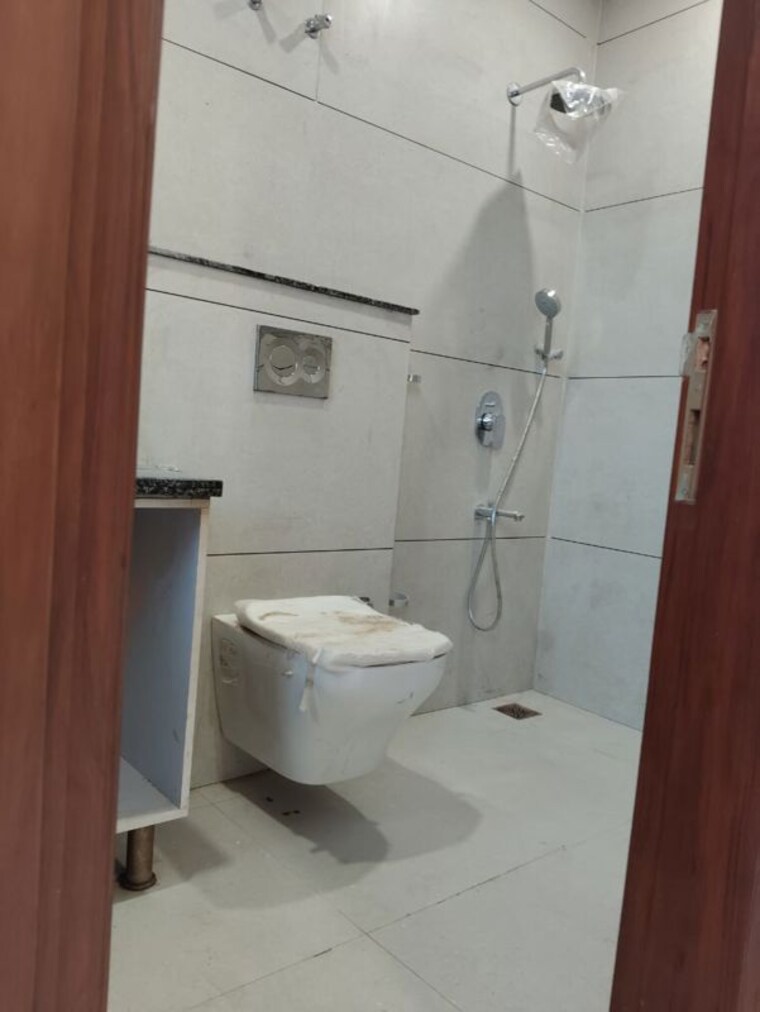 Bathroom, new palam vihar phase 1 4 Bedroom 356 Sq.Yd. Builder Floor In New Palam Vihar Phase 1 Gurgaon 10508054