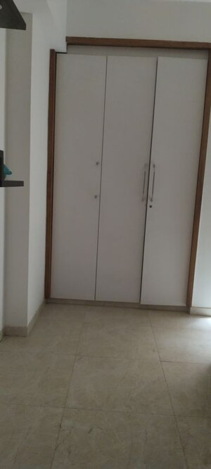 Room in 3 BHK Apartment at Omaxe Royal Residency Faridabad, Sector 79 – for Rent