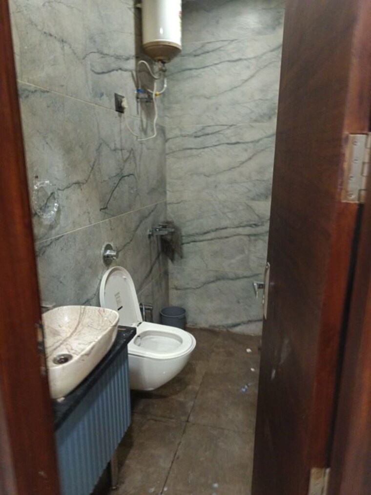 Bathroom, rohini sector 11 3 Bedroom 888588 Sq.Ft. Builder Floor In Rohini Sector 11 Delhi 10508286