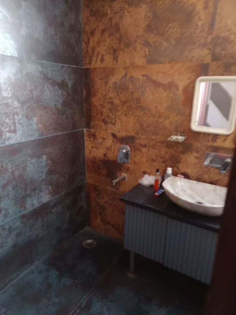 Bathroom, rohini sector 11 3 Bedroom 888588 Sq.Ft. Builder Floor In Rohini Sector 11 Delhi 10508286