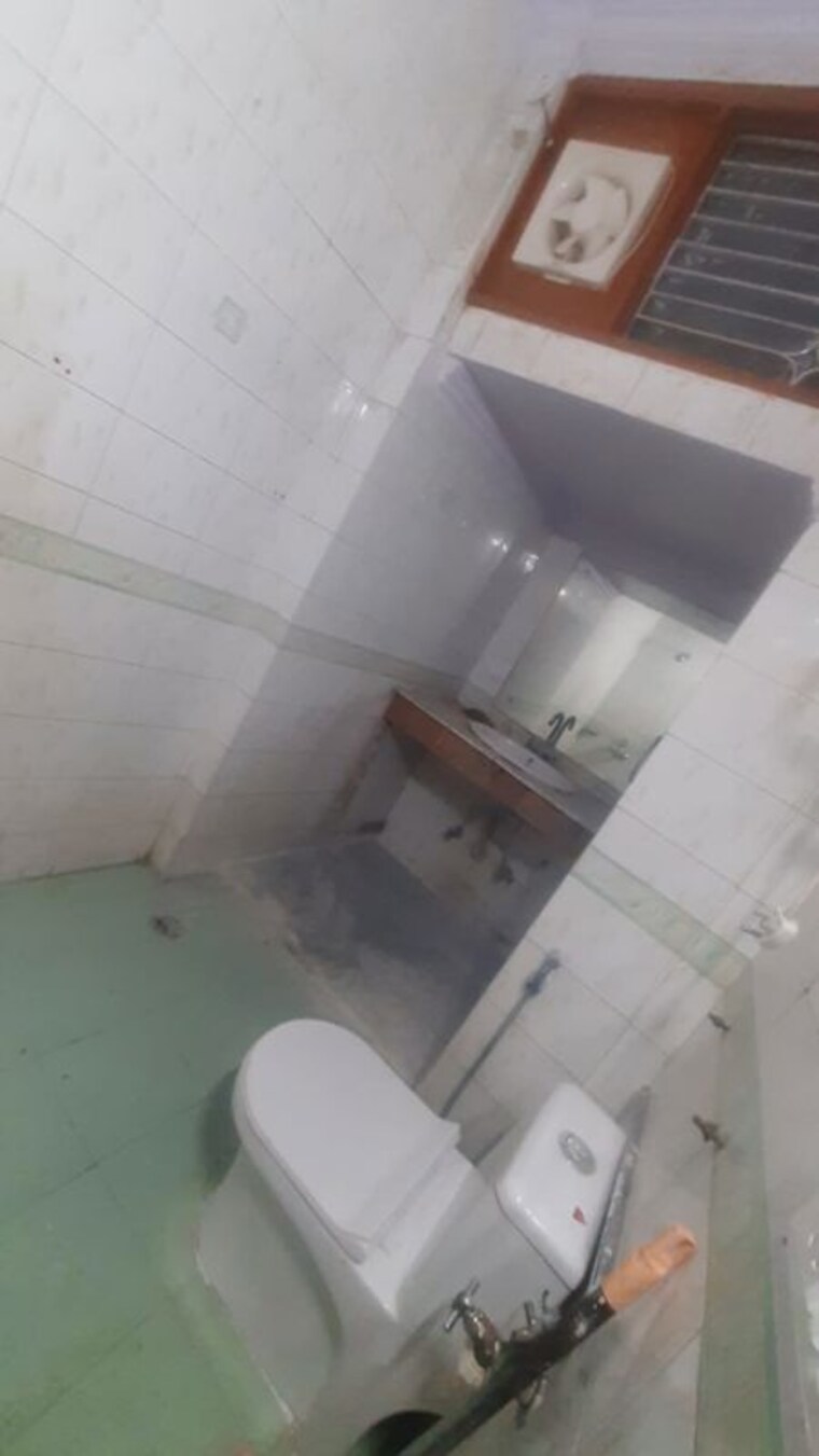 Bathroom, ansal-plaza-sector-23 2 Bedroom 1200 Sq.Ft. Builder Floor In Sector 23 Gurgaon 10508361