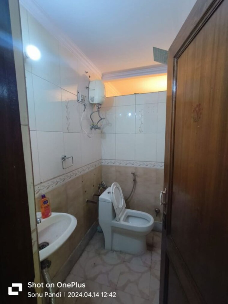 Bathroom, sant nagar 2 Bedroom 1000 Sq.Ft. Builder Floor In Sant Nagar Delhi 10508475