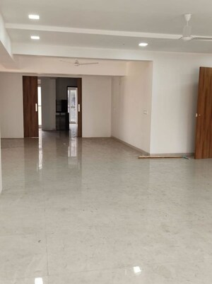 Room in 3 BHK Apartment at Prabhadevi CHS, Prabhadevi – for Sale