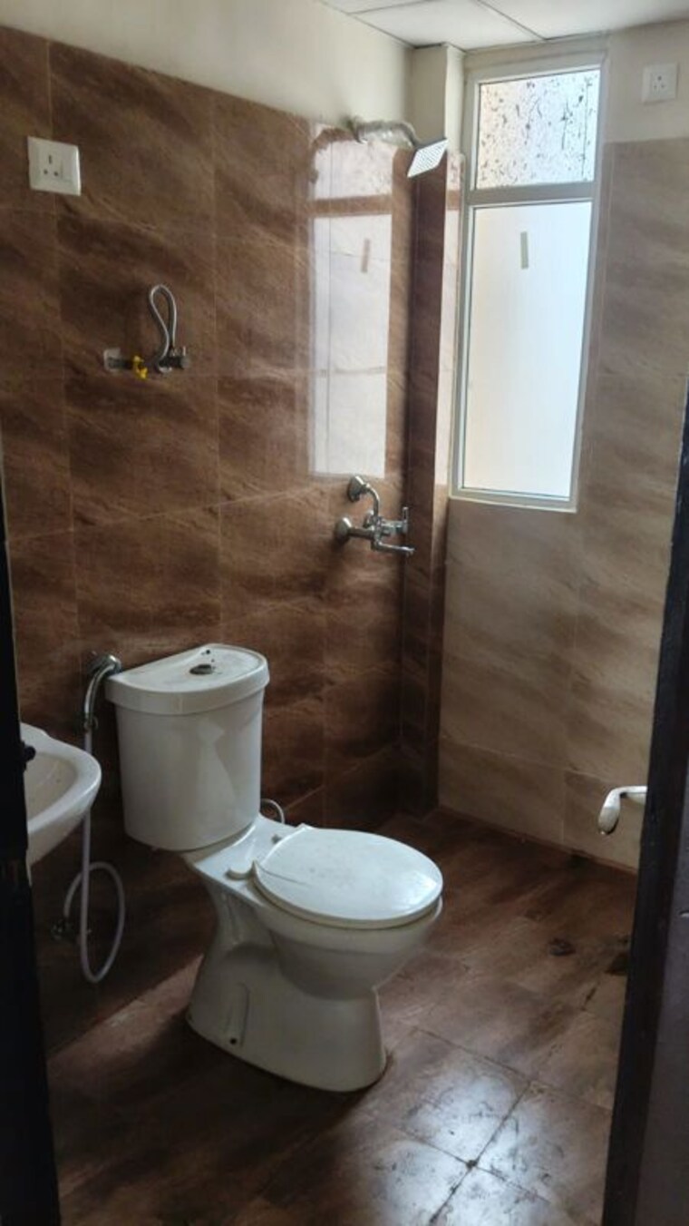 Bathroom, aditya-celebrity-homes 3 Bedroom 1700 Sq.Ft. Apartment In Sector 76 Noida 10508606