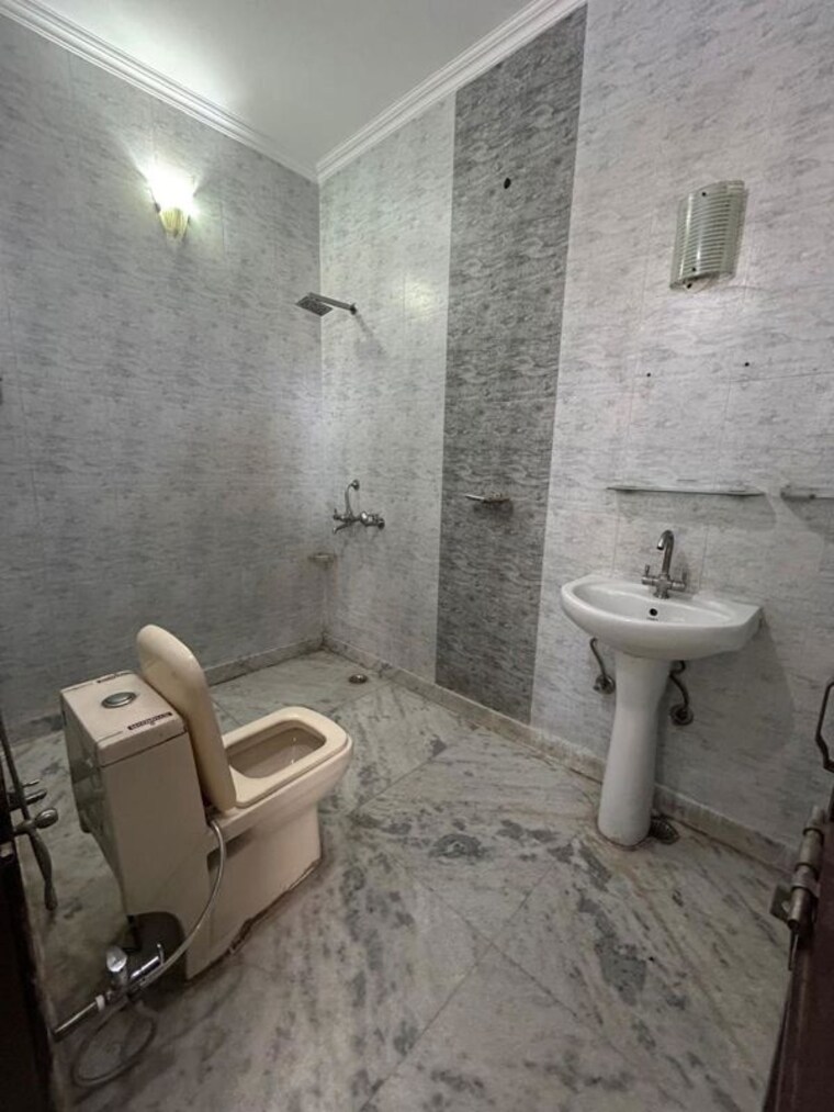 Bathroom, alphacorp-gurgaon-one-22 4 Bedroom 2100 Sq.Ft. Builder Floor In Sector 22 Gurgaon 10508656