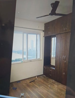 Room in 3 BHK Apartment at Prestige Misty Waters Vista Towers, Hebbal – for Rent