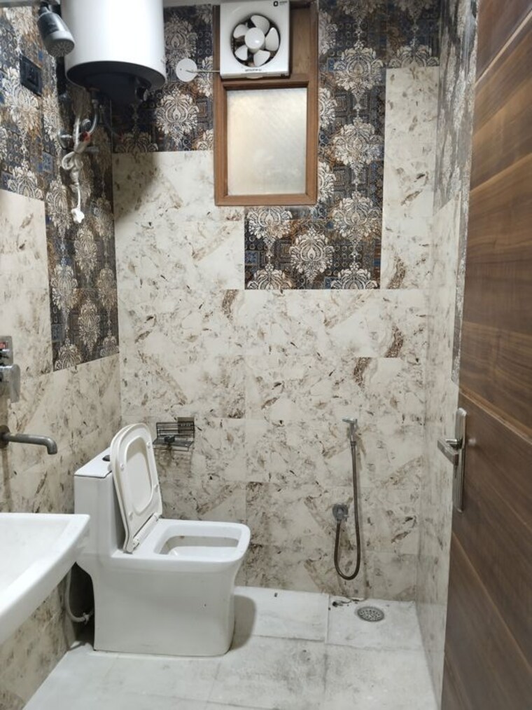 Bathroom, panchsheel vihar 2 Bedroom 900 Sq.Ft. Apartment In Panchsheel Vihar Delhi 10508797