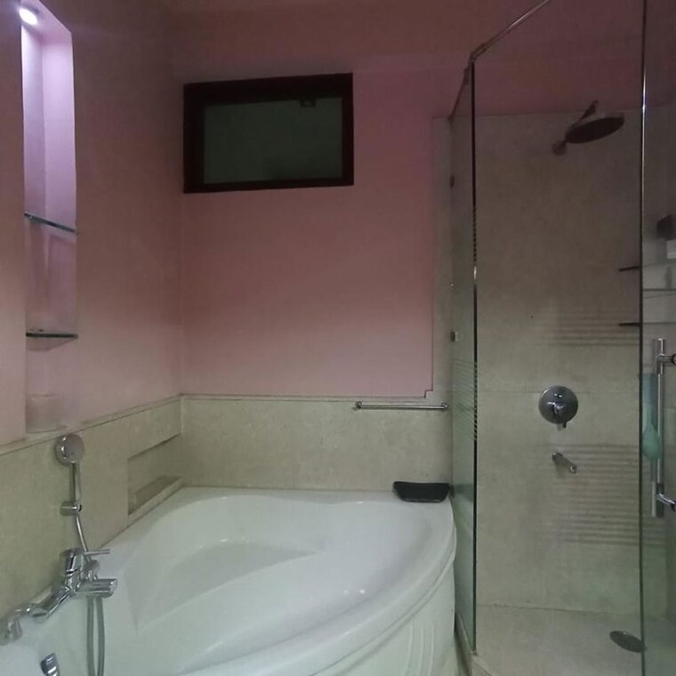 Bathroom, sector 21 4 Bedroom 2700 Sq.Ft. Builder Floor In Sector 21 Gurgaon 10508857