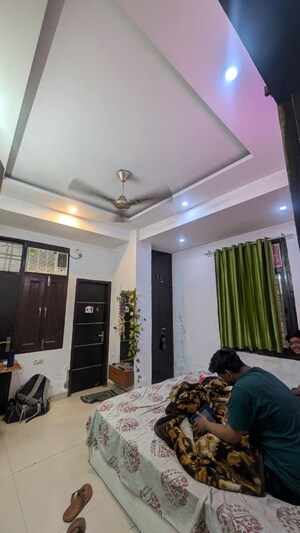 Room in 4 BHK Builder Floor at Shakti Khand Iii – for Rent