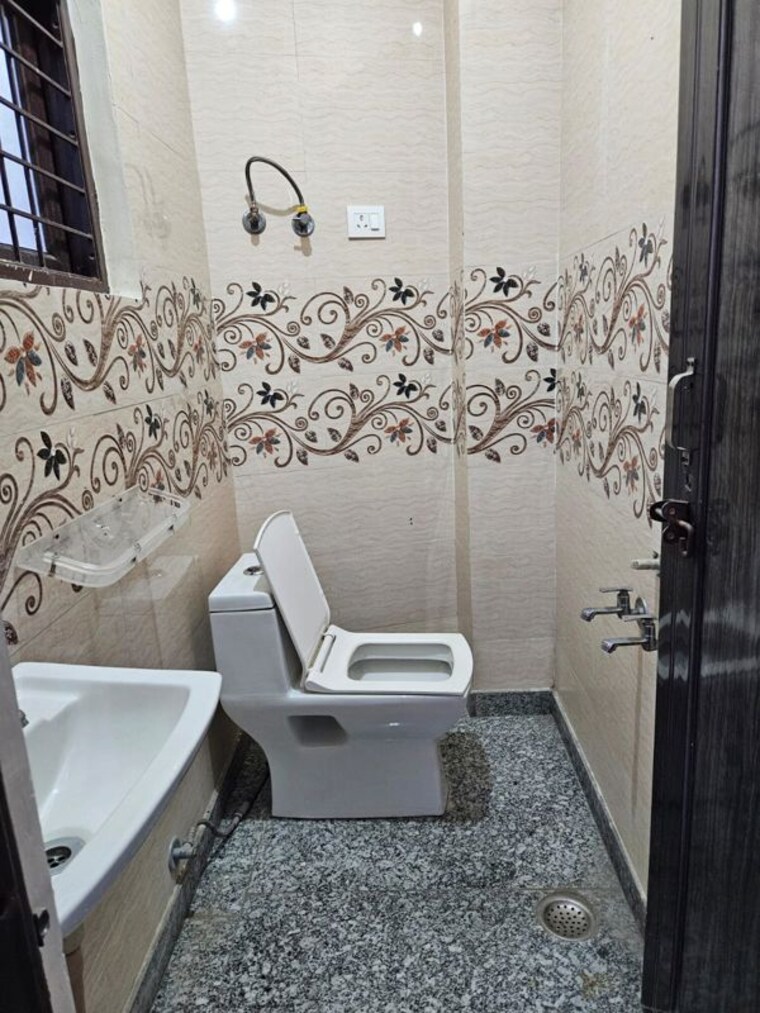 Bathroom, sainik farm 1 RK 350 Sq.Ft. Apartment In Sainik Farm Delhi 10508902