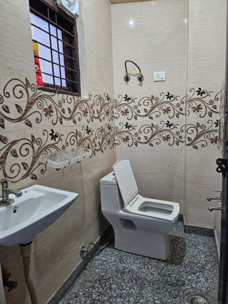 Bathroom, sainik farm 1 RK 350 Sq.Ft. Apartment In Sainik Farm Delhi 10508902