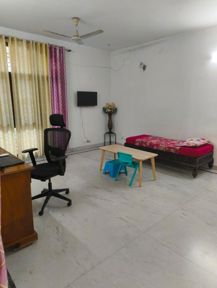 Living Room, sector 21 3 Bedroom 1500 Sq.Ft. Builder Floor In Sector 21 Gurgaon 10508911