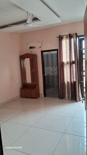 Room in 3 BHK Apartment at Ambala Highway – for Rent