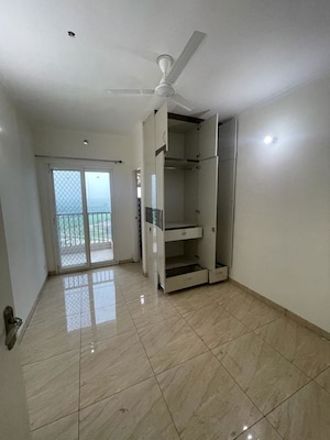 Room in 3 BHK Apartment at Gaur Yamuna City 16th Park View, Gaur Yamuna City – for Rent