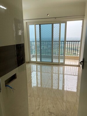 Room in 3 BHK Apartment at Gaur Yamuna City 16th Park View, Gaur Yamuna City – for Rent