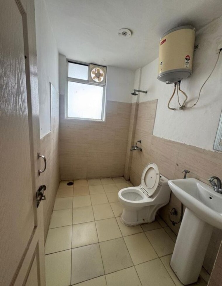 Bathroom, trishla-city 4 Bedroom 2200 Sq.Ft. Apartment In Patiala Road Zirakpur 10509106