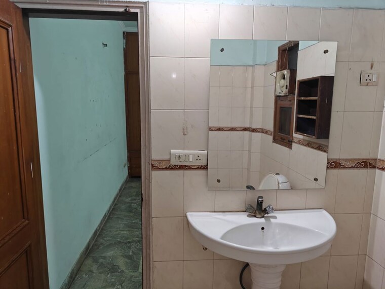 Bathroom, arun-vihar-sector-37 4 Bedroom 2215 Sq.Ft. Apartment In Sector 37 Noida 10509107