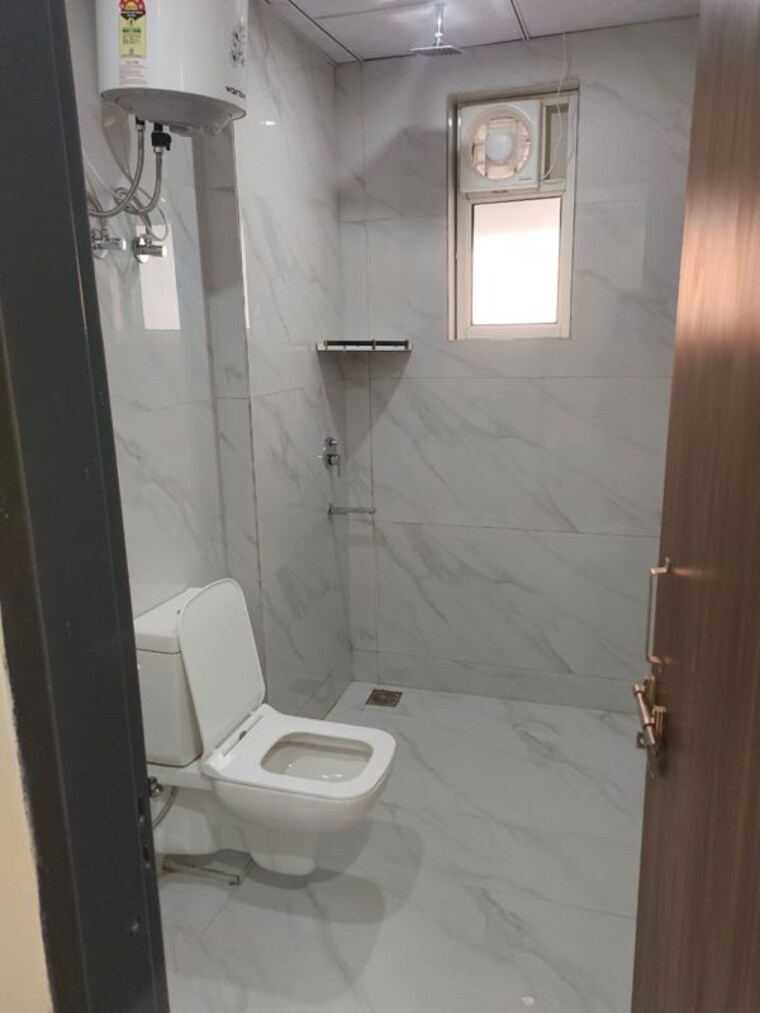 Bathroom, kirti nagar 1 RK 400 Sq.Ft. Builder Floor In Kirti Nagar Gurgaon 10509132