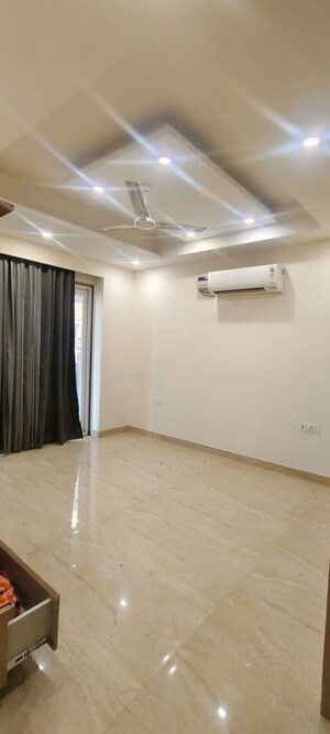 Room in 3 BHK Builder Floor at Dharam Colony – for Rent