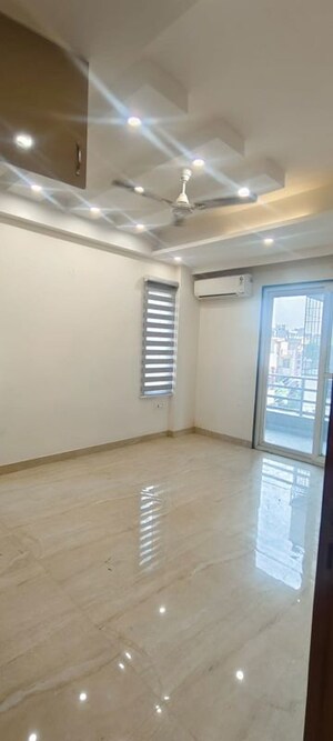 Room in 3 BHK Builder Floor at Dharam Colony – for Rent