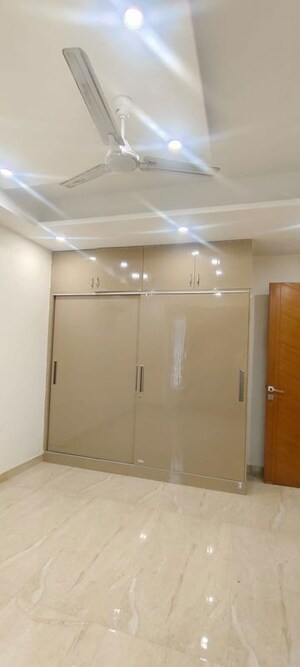 Room in 3 BHK Builder Floor at Dharam Colony – for Rent