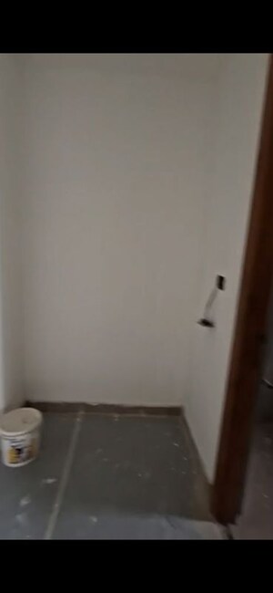 Room in 4 BHK Builder Floor at Sector 14 – for Rent