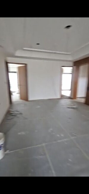 Room in 4 BHK Builder Floor at Sector 14 – for Rent