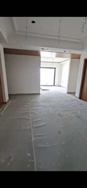 Room in 4 BHK Builder Floor at Sector 14 – for Rent